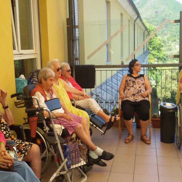 Spettacolare danza del ventre alla Residenza Sanitaria Assistenziale Santuario | Opere Sociali Servizi Savona