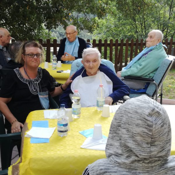 Pranzo in giardino Residenza Sanitaria Assistenziale Noceti - Opere Sociali Servizi Savona