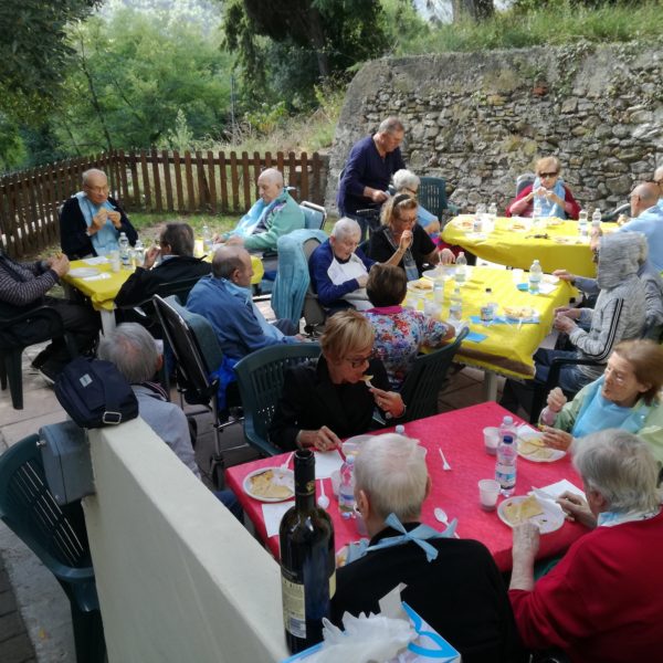 Pranzo in giardino Residenza Sanitaria Assistenziale Noceti - Opere Sociali Servizi Savona