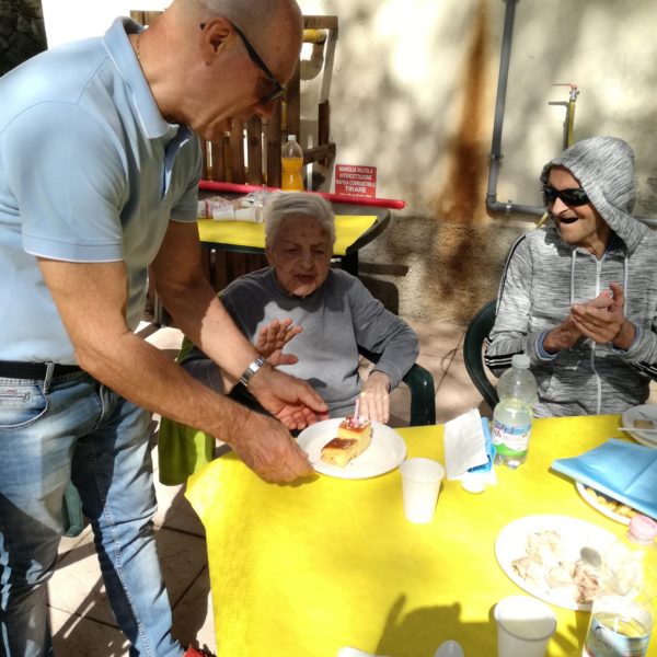 Pranzo in giardino Residenza Sanitaria Assistenziale Noceti - Opere Sociali Servizi Savona